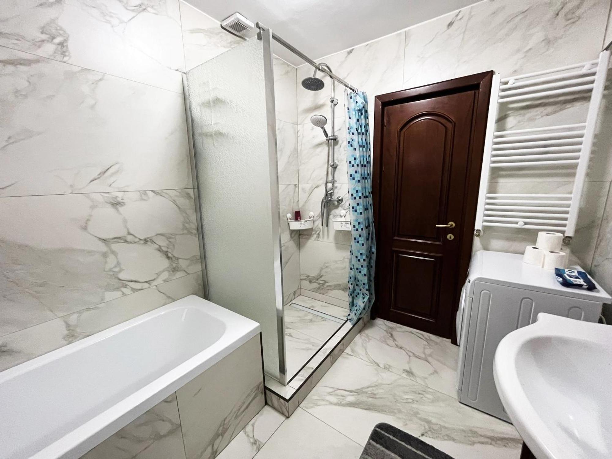 City Center Privat-Sauna Familyconcept Iasi Exteriör bild